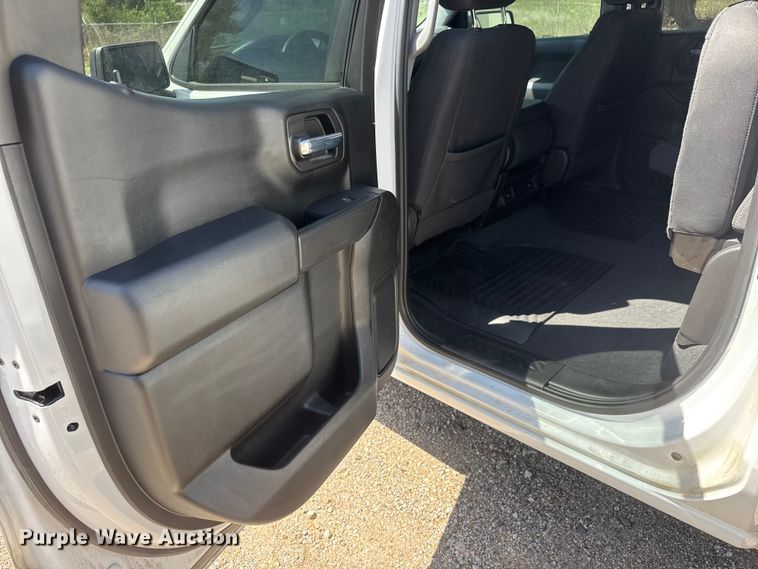 image for item ET1908 2022 Chevrolet Silverado 1500 Crew Cab pickup truck