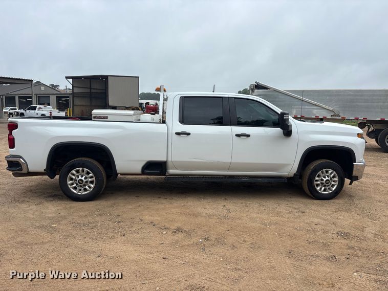 image for item ET2005 2021 Chevrolet Silverado 2500HD Crew Cab pickup truck