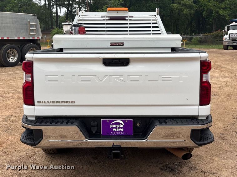image for item ET2005 2021 Chevrolet Silverado 2500HD Crew Cab pickup truck