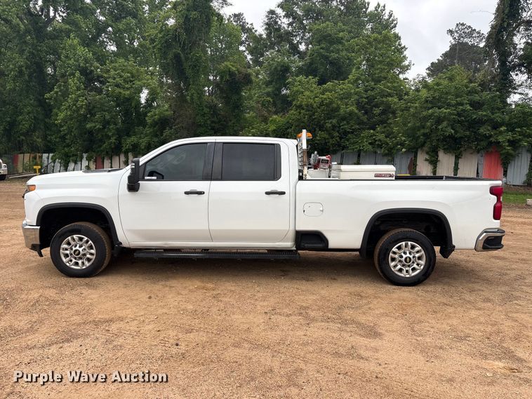 image for item ET2005 2021 Chevrolet Silverado 2500HD Crew Cab pickup truck