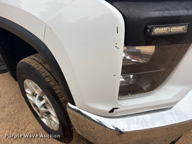image for item ET2005 2021 Chevrolet Silverado 2500HD Crew Cab pickup truck