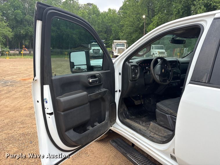 image for item ET2005 2021 Chevrolet Silverado 2500HD Crew Cab pickup truck