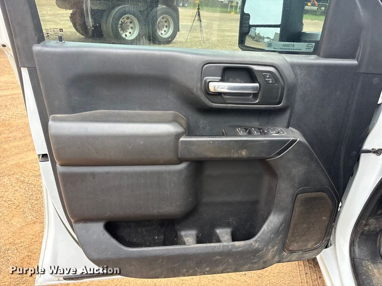 image for item ET2005 2021 Chevrolet Silverado 2500HD Crew Cab pickup truck