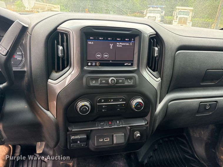 image for item ET2005 2021 Chevrolet Silverado 2500HD Crew Cab pickup truck