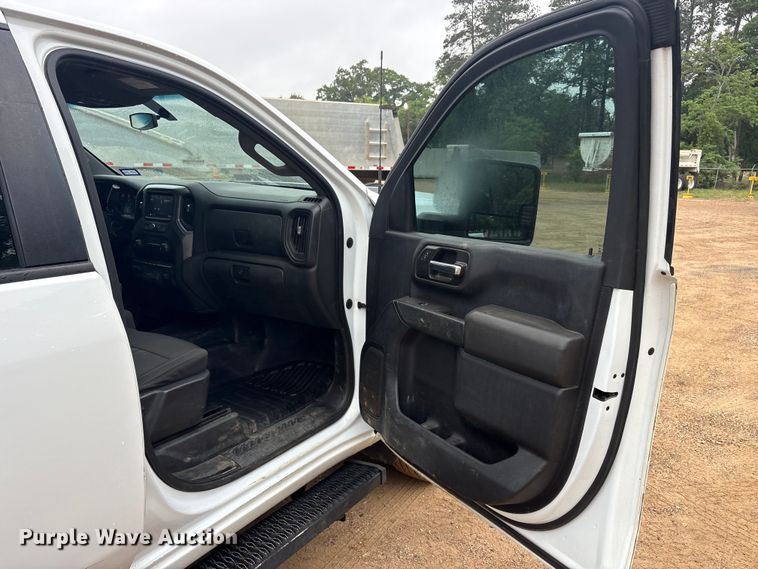 image for item ET2005 2021 Chevrolet Silverado 2500HD Crew Cab pickup truck