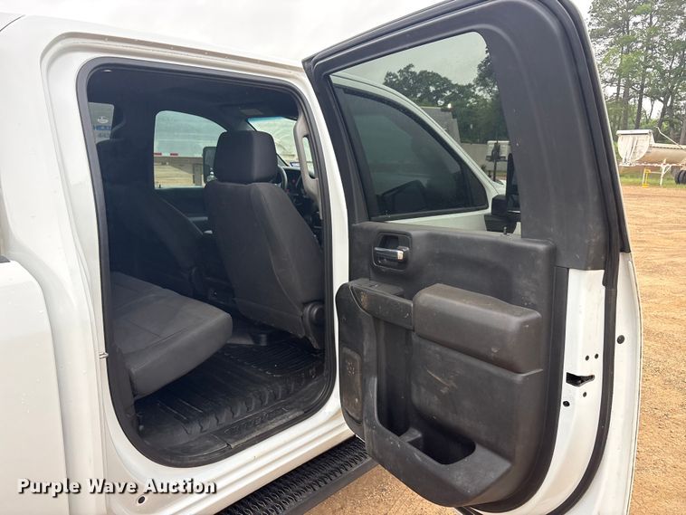 image for item ET2005 2021 Chevrolet Silverado 2500HD Crew Cab pickup truck