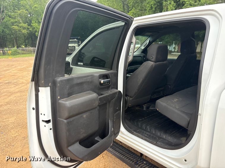 image for item ET2005 2021 Chevrolet Silverado 2500HD Crew Cab pickup truck