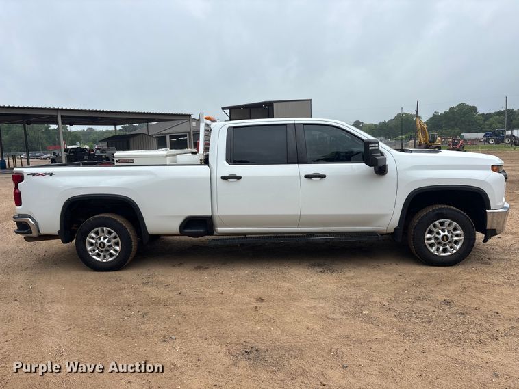 image for item ET2006 2021 Chevrolet Silverado 2500HD Crew Cab pickup truck
