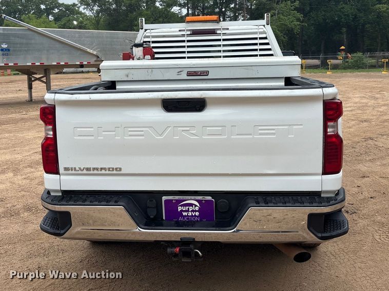 image for item ET2006 2021 Chevrolet Silverado 2500HD Crew Cab pickup truck
