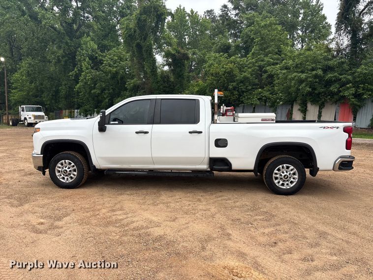 image for item ET2006 2021 Chevrolet Silverado 2500HD Crew Cab pickup truck