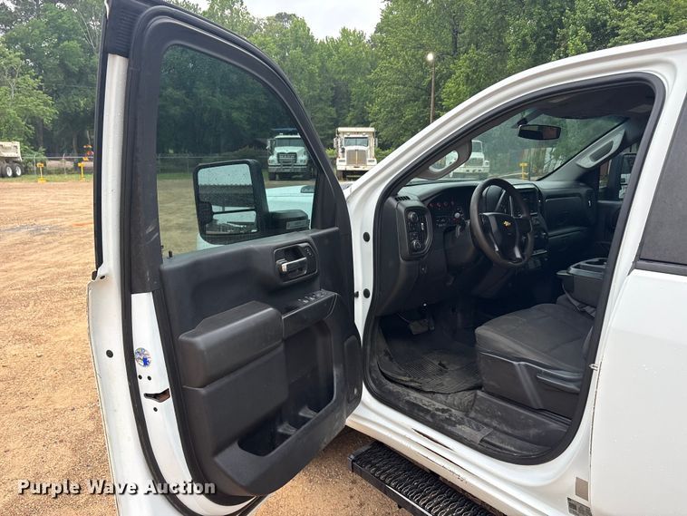 image for item ET2006 2021 Chevrolet Silverado 2500HD Crew Cab pickup truck