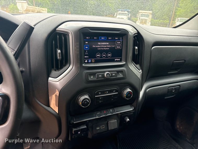 image for item ET2006 2021 Chevrolet Silverado 2500HD Crew Cab pickup truck