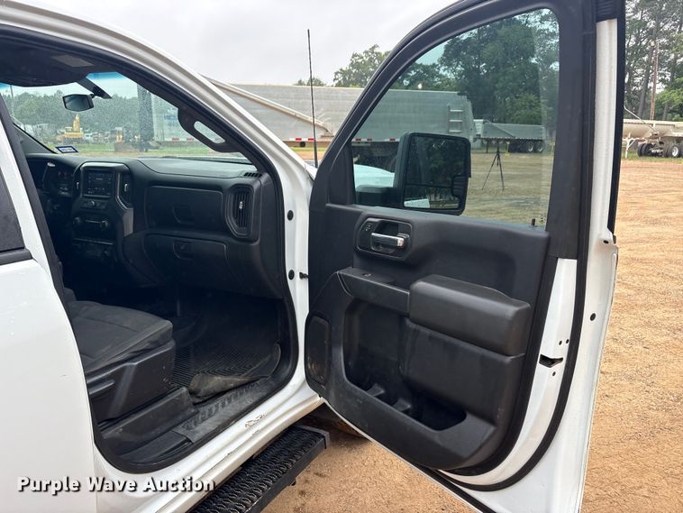 image for item ET2006 2021 Chevrolet Silverado 2500HD Crew Cab pickup truck