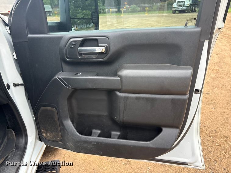 image for item ET2006 2021 Chevrolet Silverado 2500HD Crew Cab pickup truck