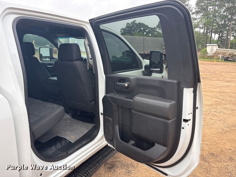 image for item ET2006 2021 Chevrolet Silverado 2500HD Crew Cab pickup truck