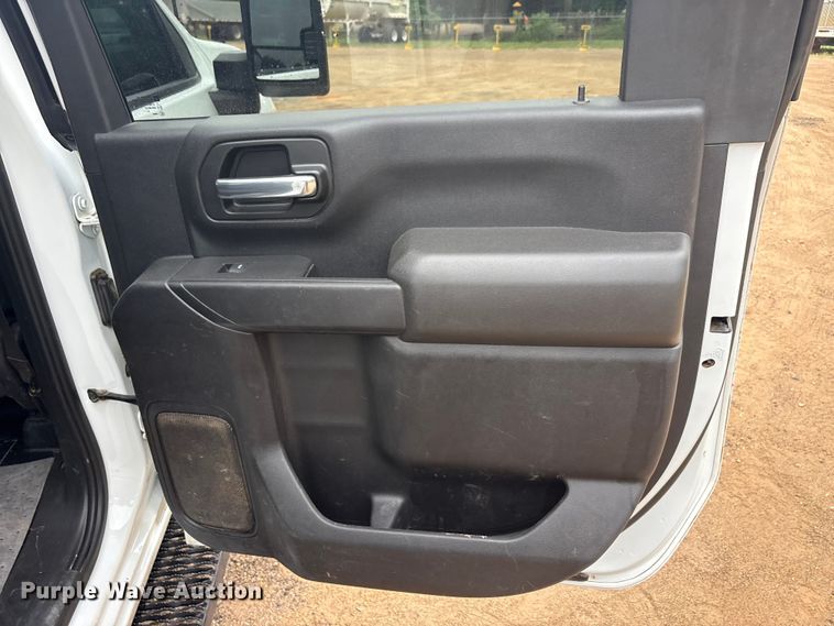 image for item ET2006 2021 Chevrolet Silverado 2500HD Crew Cab pickup truck