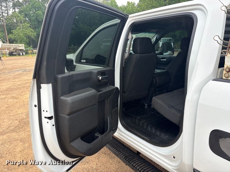 image for item ET2006 2021 Chevrolet Silverado 2500HD Crew Cab pickup truck