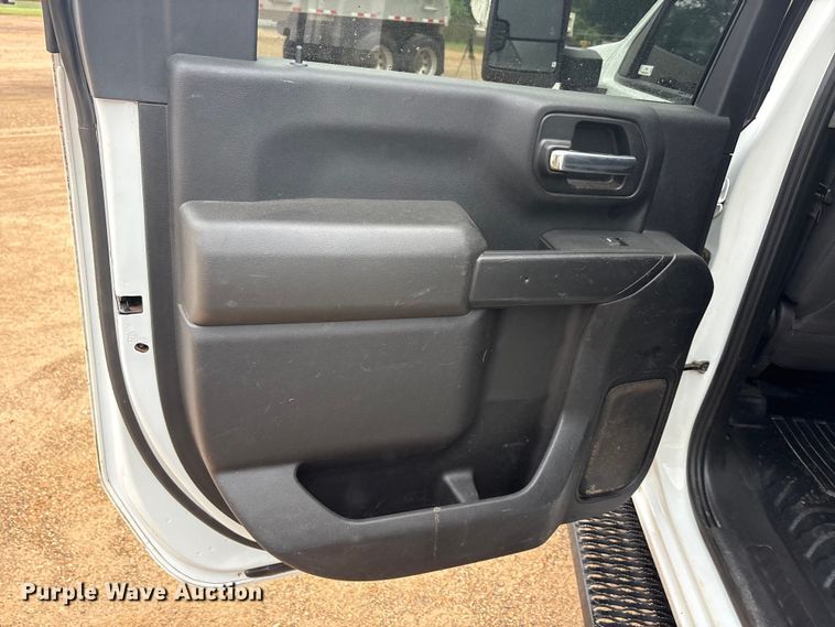 image for item ET2006 2021 Chevrolet Silverado 2500HD Crew Cab pickup truck