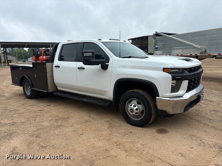 image for item ET2010 2021 Chevrolet Silverado 3500HD Crew Cab flatbed pickup truck