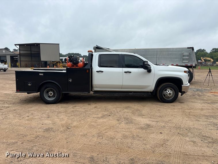 image for item ET2010 2021 Chevrolet Silverado 3500HD Crew Cab flatbed pickup truck