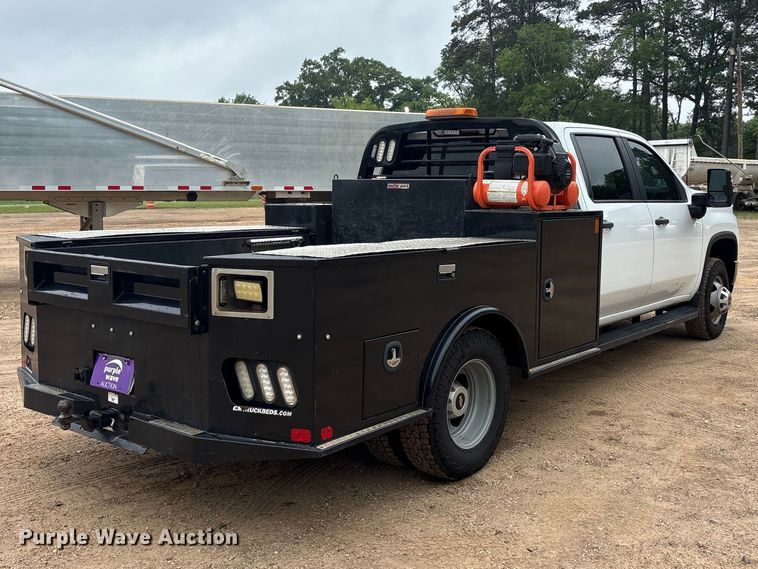 image for item ET2010 2021 Chevrolet Silverado 3500HD Crew Cab flatbed pickup truck