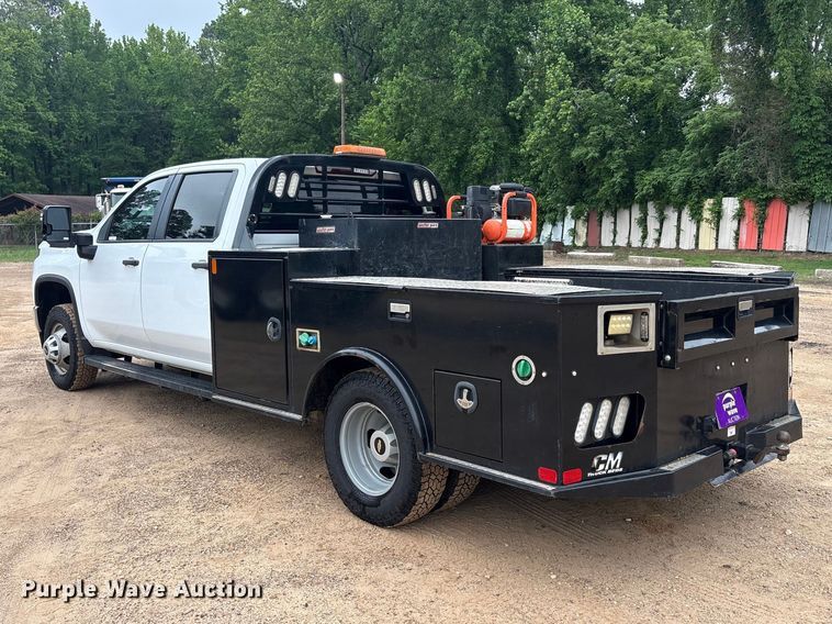 image for item ET2010 2021 Chevrolet Silverado 3500HD Crew Cab flatbed pickup truck