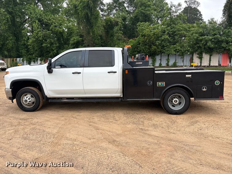 image for item ET2010 2021 Chevrolet Silverado 3500HD Crew Cab flatbed pickup truck