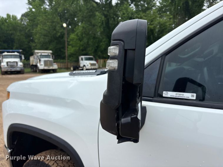 image for item ET2010 2021 Chevrolet Silverado 3500HD Crew Cab flatbed pickup truck