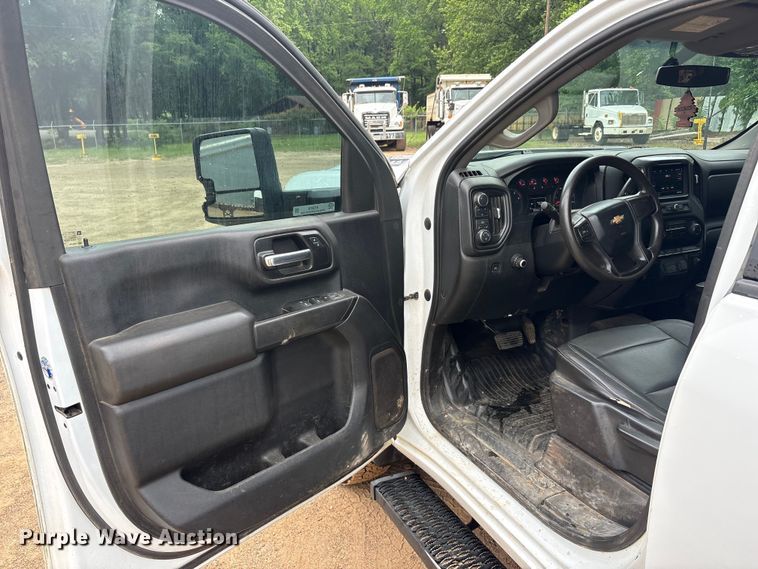 image for item ET2010 2021 Chevrolet Silverado 3500HD Crew Cab flatbed pickup truck