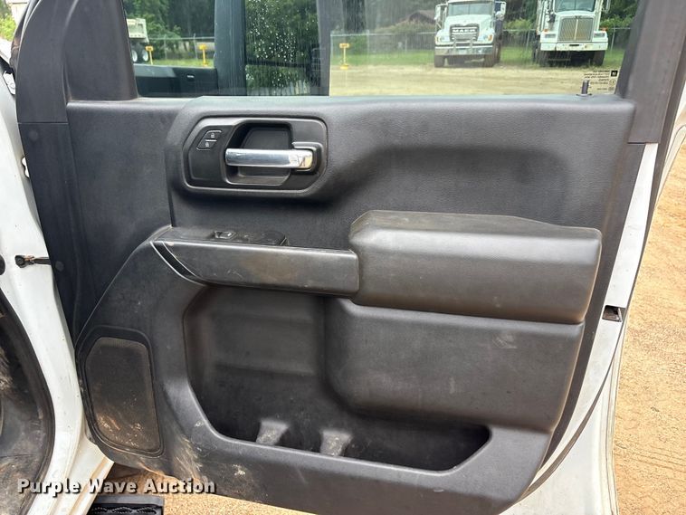 image for item ET2010 2021 Chevrolet Silverado 3500HD Crew Cab flatbed pickup truck