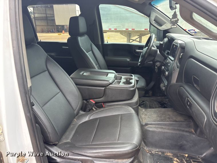 image for item ET2010 2021 Chevrolet Silverado 3500HD Crew Cab flatbed pickup truck
