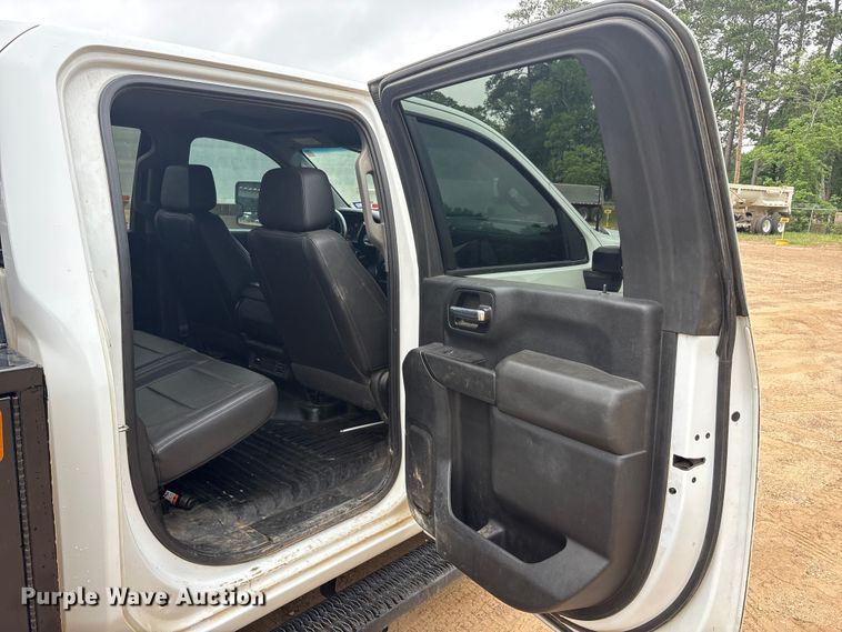 image for item ET2010 2021 Chevrolet Silverado 3500HD Crew Cab flatbed pickup truck