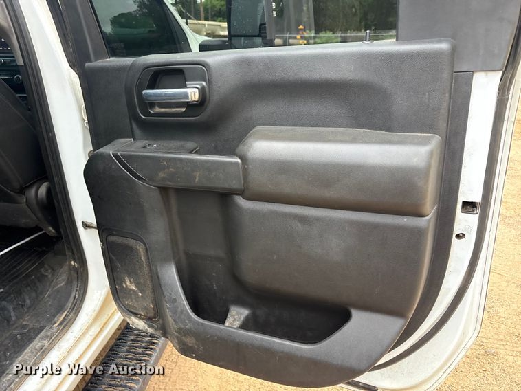 image for item ET2010 2021 Chevrolet Silverado 3500HD Crew Cab flatbed pickup truck