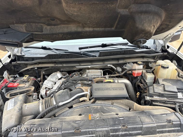 image for item ET2010 2021 Chevrolet Silverado 3500HD Crew Cab flatbed pickup truck