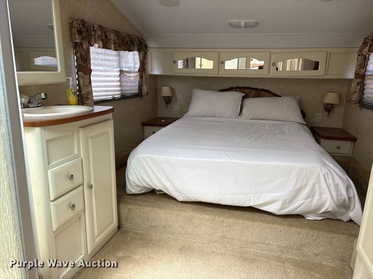 image for item ET2048 2004 Outback  Keystone camper