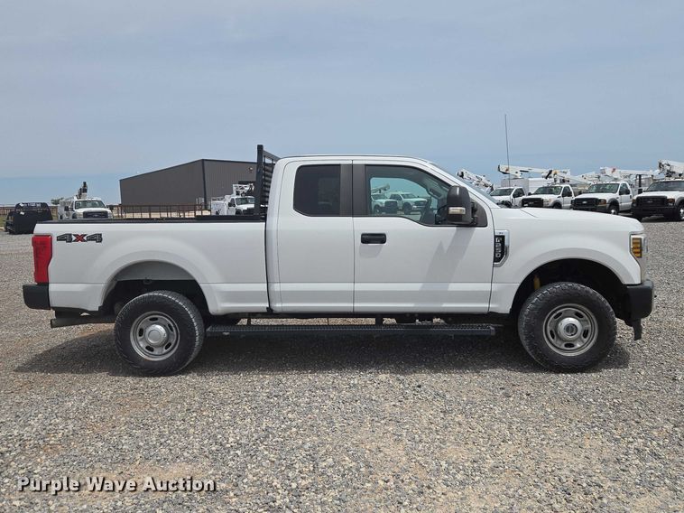 image for item ET5024 2019 Ford F250 Super Duty Ext. Cab pickup truck