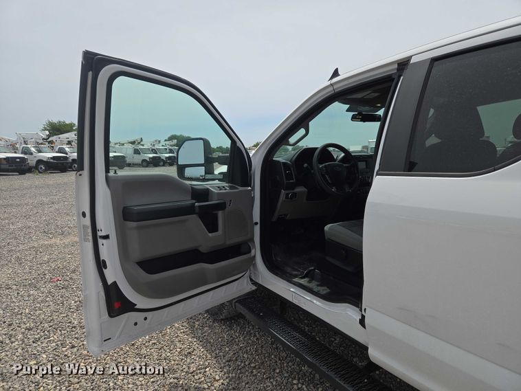 image for item ET5024 2019 Ford F250 Super Duty Ext. Cab pickup truck