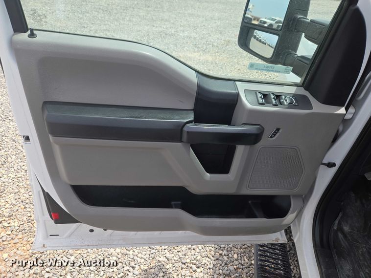 image for item ET5024 2019 Ford F250 Super Duty Ext. Cab pickup truck