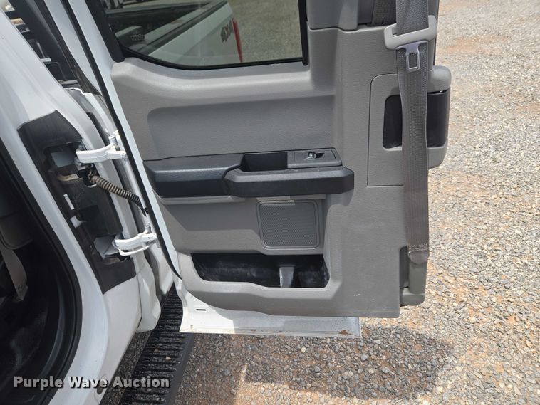 image for item ET5024 2019 Ford F250 Super Duty Ext. Cab pickup truck