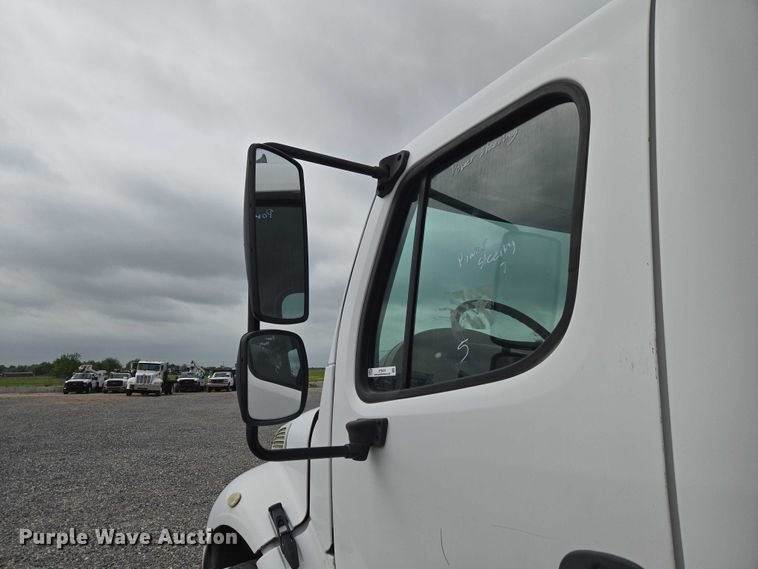image for item ET5079 2011 Freightliner Business Class M2 box truck
