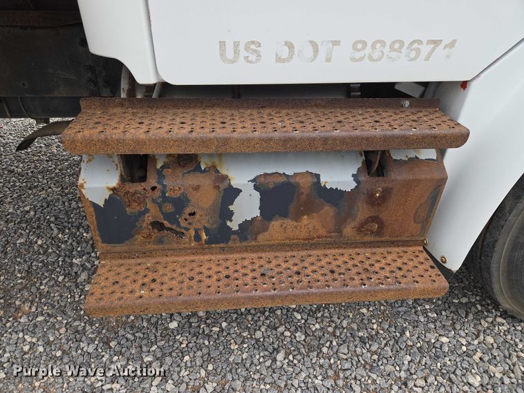 image for item ET5079 2011 Freightliner Business Class M2 box truck