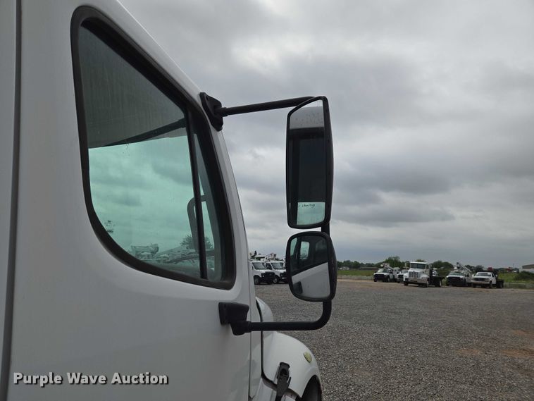 image for item ET5079 2011 Freightliner Business Class M2 box truck