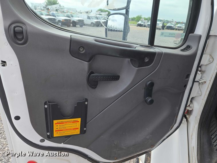 image for item ET5079 2011 Freightliner Business Class M2 box truck