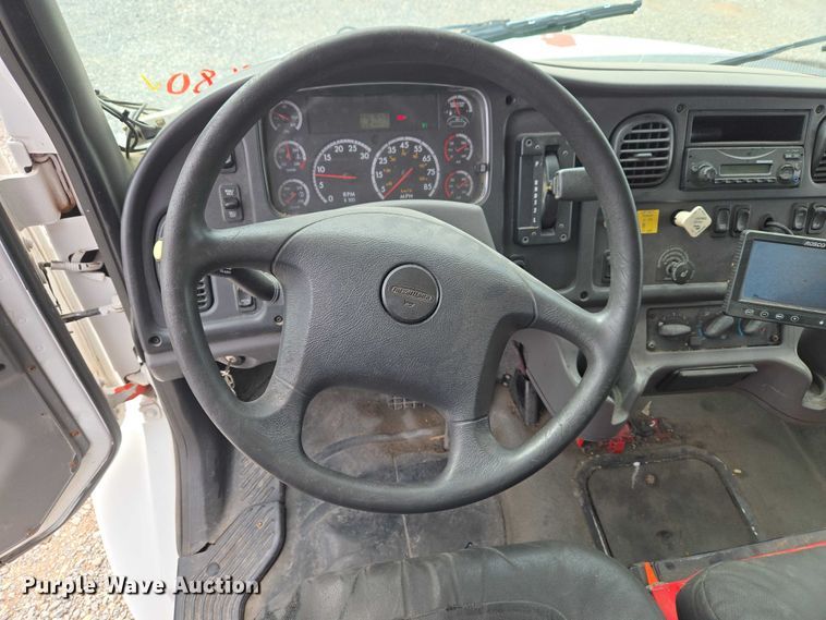 image for item ET5079 2011 Freightliner Business Class M2 box truck