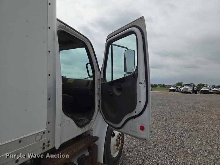 image for item ET5079 2011 Freightliner Business Class M2 box truck