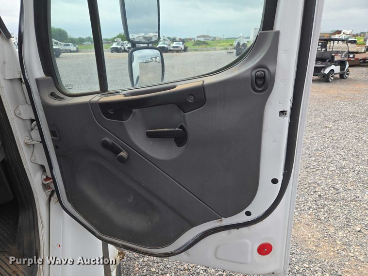 image for item ET5079 2011 Freightliner Business Class M2 box truck