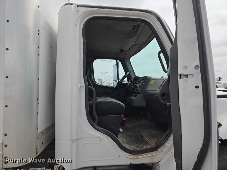 image for item ET5079 2011 Freightliner Business Class M2 box truck