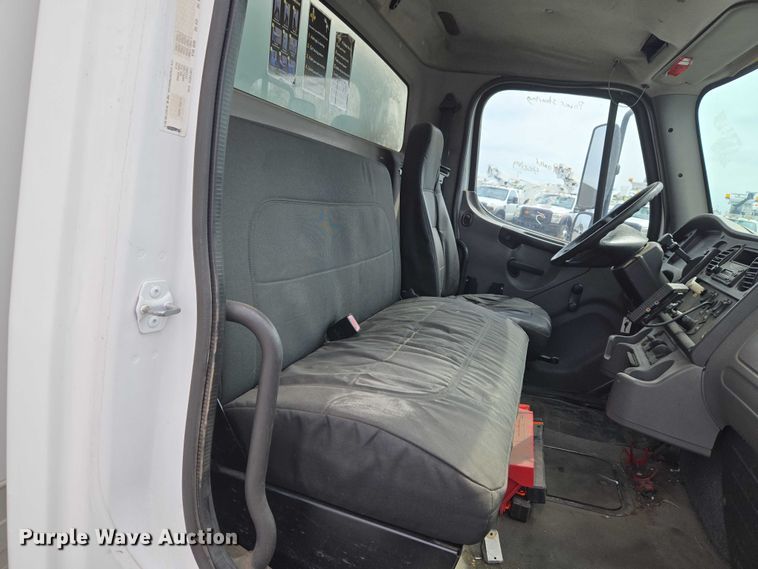 image for item ET5079 2011 Freightliner Business Class M2 box truck