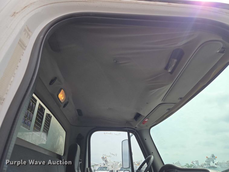 image for item ET5079 2011 Freightliner Business Class M2 box truck