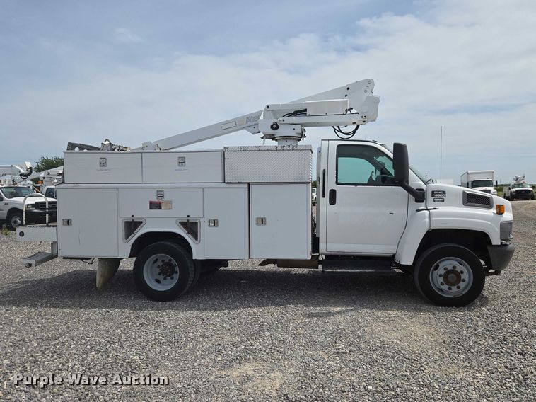 image for item ET5082 2006 GMC C5500 bucket truck